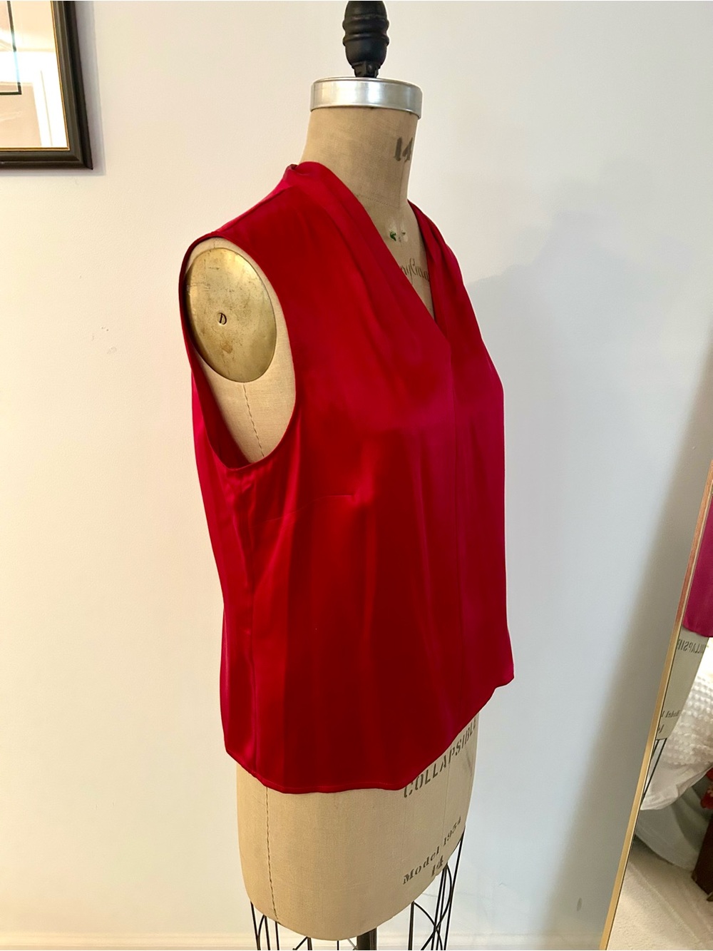 Talbots Women’s Ruby Red V-Neck Silk Satin pleated Sleeveless Blouse Sz 14 - Picture 2 of 12